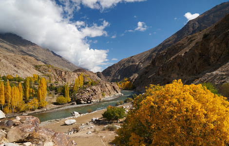 巴基斯坦北部地区美丽的 Ghizer 山谷