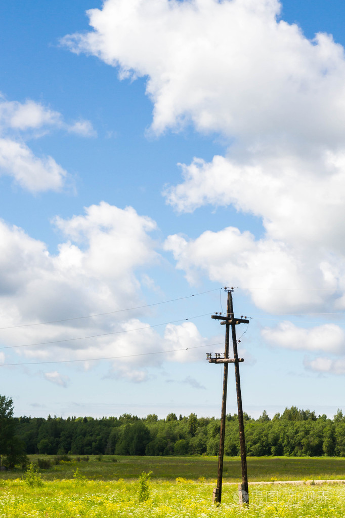 夏天在田野里的旧电线杆