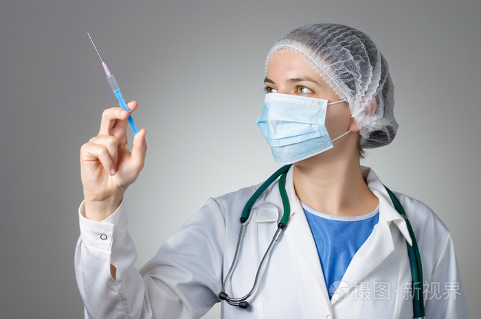 女医生用注射器
