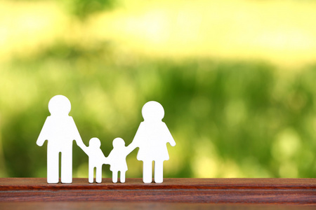 房子小模型小的房子和家庭背景模糊模型照片