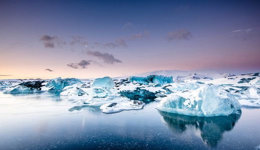 在 Jokulsarlon 冰川湖中漂浮的冰山