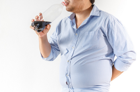 胖男人喝可乐照片