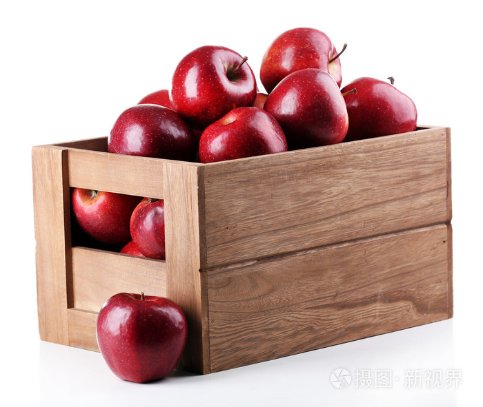 红苹果在木箱上白色隔离