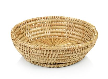 孤立的白色背景上的老式编织柳条编织的篮子
