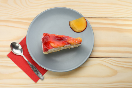 草莓和桃子蛋糕与明胶灰色板上木 t
