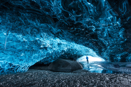 在冰岛的冰洞照片