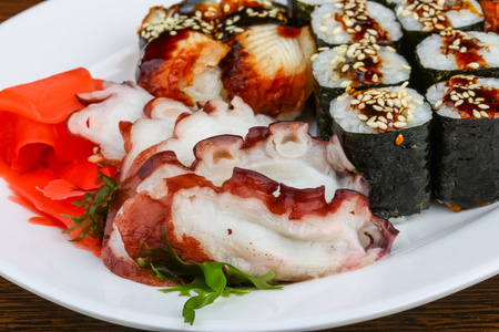 日本传统寿司和滚集