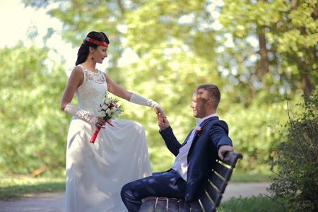 年轻的男人和女人的复古婚礼的肖像