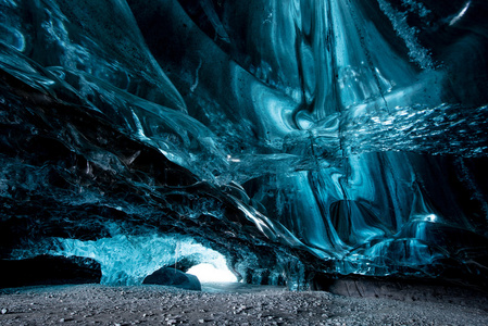 在冰岛的冰洞