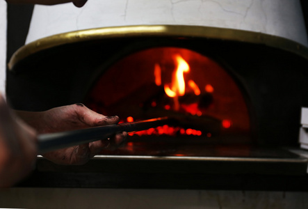 燃烧的木柴在传统烤箱在餐厅厨房