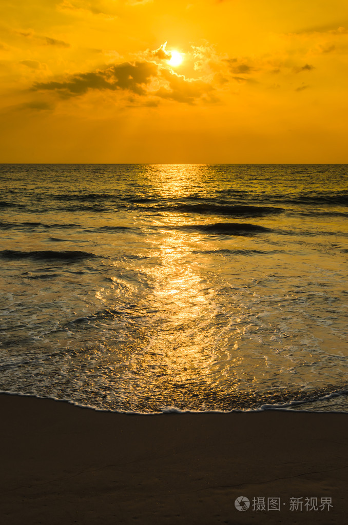 在海滩的剪影日落