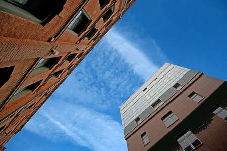 蓝蓝的天空背景上的两座建筑物