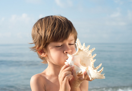 听海螺孩子吹海螺照片