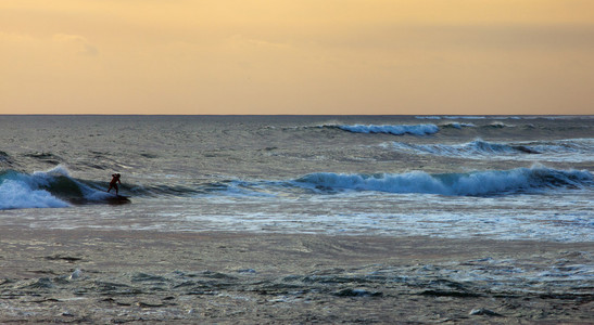 蓝海波在印度尼西亚巴厘岛的冲浪者