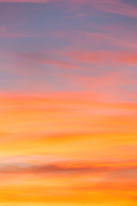 清晰的橙色和蓝色的夕阳的天空