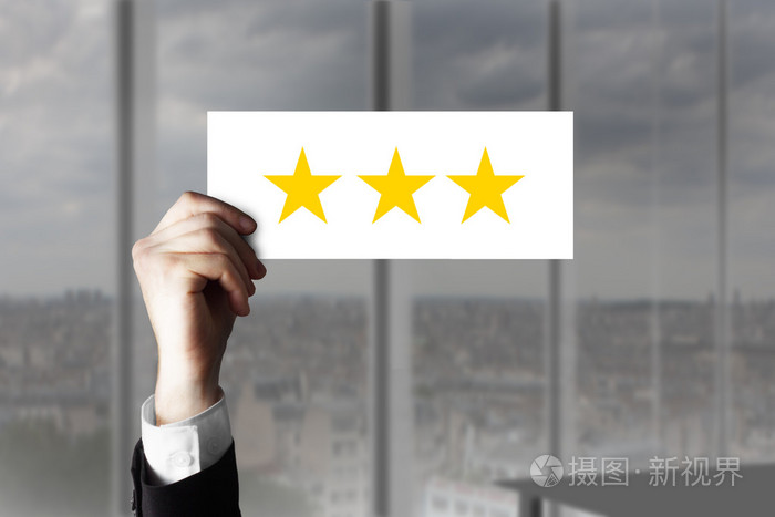 手中拿着小小的牌子三评级明星