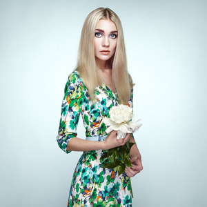 时尚的夏花的优雅女人的画像相似素材图片 摄图新视界