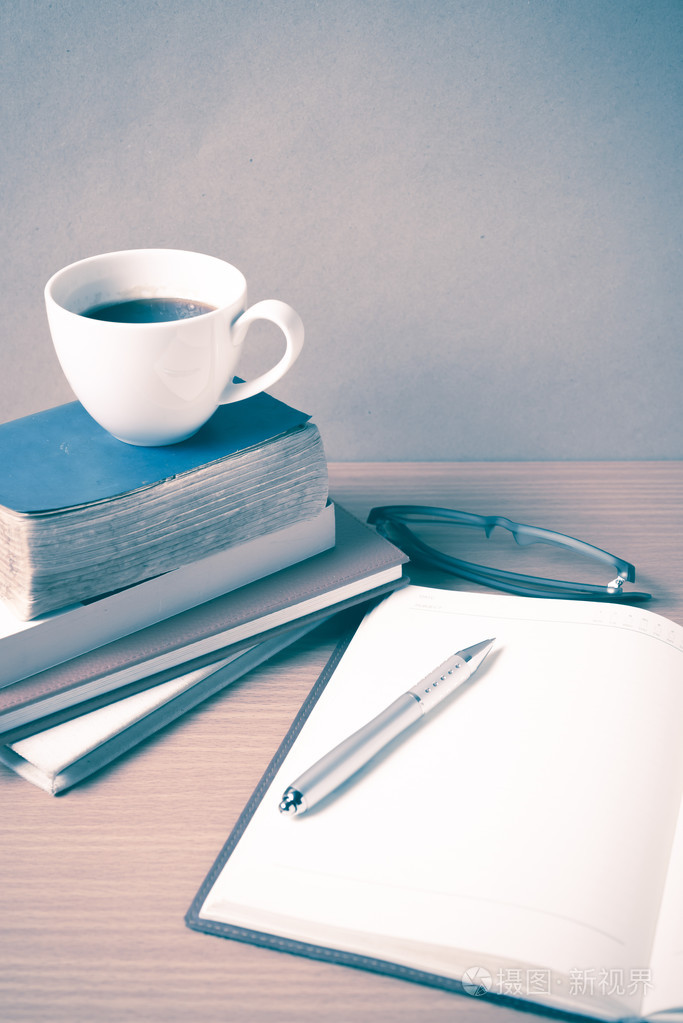 与咖啡杯子本打开的书