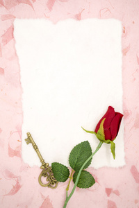 张空白的纸，用红玫瑰和旧密钥