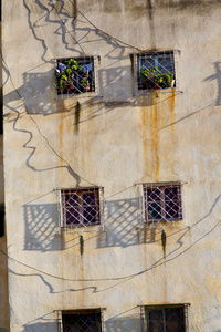 窗口在摩洛哥和老建筑瓦勒砖历史