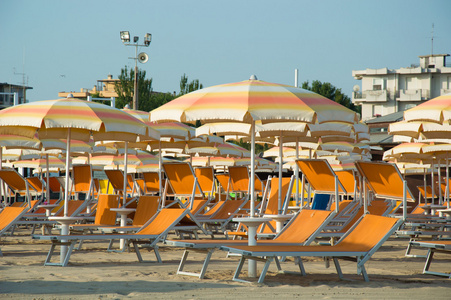 旅游海滩罗马涅海滩和大海在里米尼的黄色遮阳伞