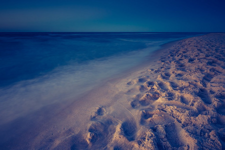 日落之后的海滩