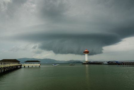 拉廊码头灯塔和积雨云