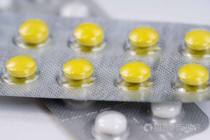 黄色和白色的药片