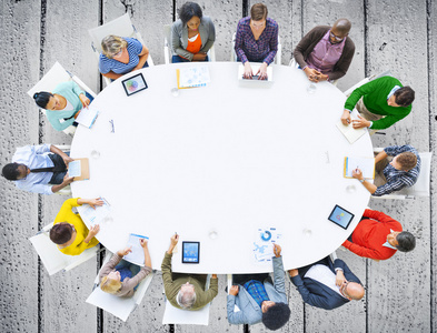 一群人集体讨论概念照片