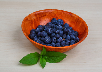 在碗里用薄荷蓝莓