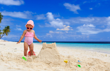 可爱的小女孩，在沙滩上玩沙子