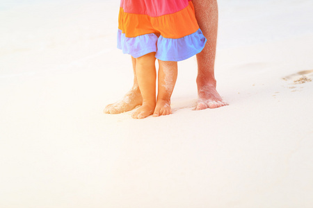 父亲和女儿小脚热带的海滩上