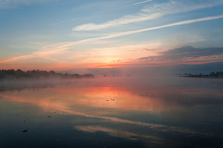 第一缕曙光阳光在湖中的反映图片