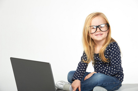 漂亮的小女孩在电脑学习