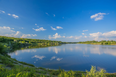 平静美丽的农村风景与湖