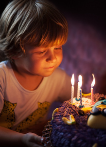 小男孩生日时吹蜡烛