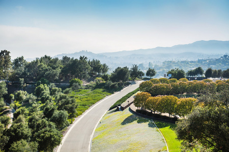 美丽的夏天的山路。洛杉矶视图