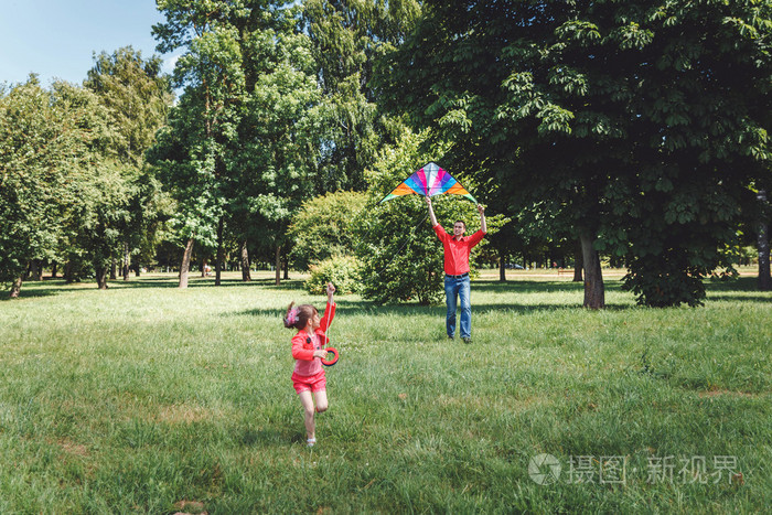 这个女孩和她的父亲玩风筝