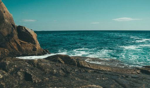 美丽的海景，多岩石的海岸线