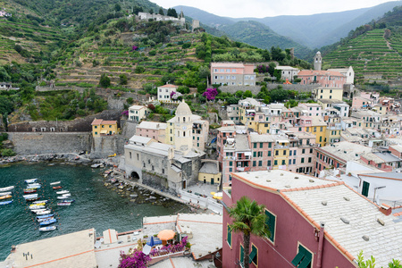 美丽的景色多彩村庄 Vernazza，意大利