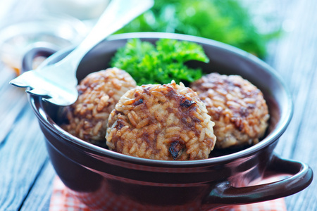 在碗里的美味肉饼