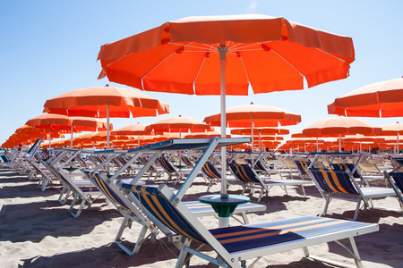 遮阳伞和在意大利切塞纳蒂科海滩日光浴浴床