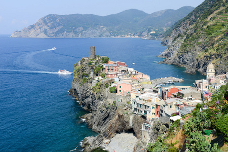 多彩的村庄 Vernazza 和海洋海岸美丽的景色