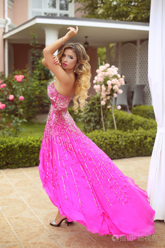 年轻漂亮的白种人女人穿着华丽的衣服金发女郎