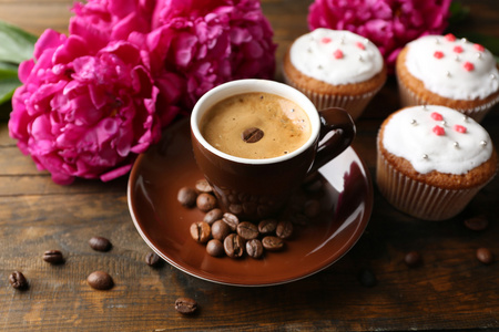 杯上木制背景咖啡 松饼和牡丹花朵组成