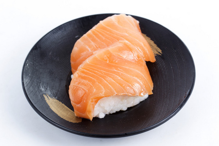 寿司三文鱼在盘子上