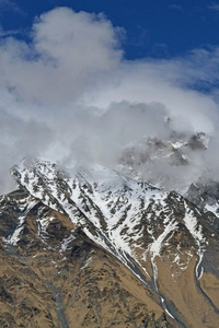 在云端的雪山。高加索山脉格鲁吉亚
