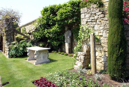 雕塑的表和罗马雕像在英格兰肯特郡，纵然城堡花园