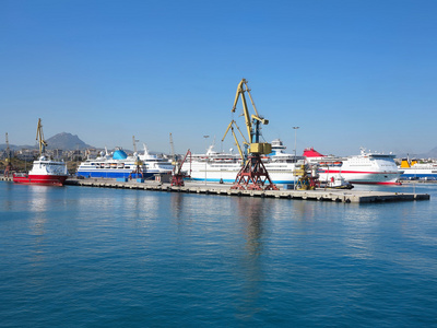 起重机和大船在海上港口蓝色的大海照片