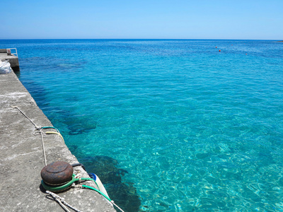 阳光灿烂的夏天一天透明水码头蓝色海景